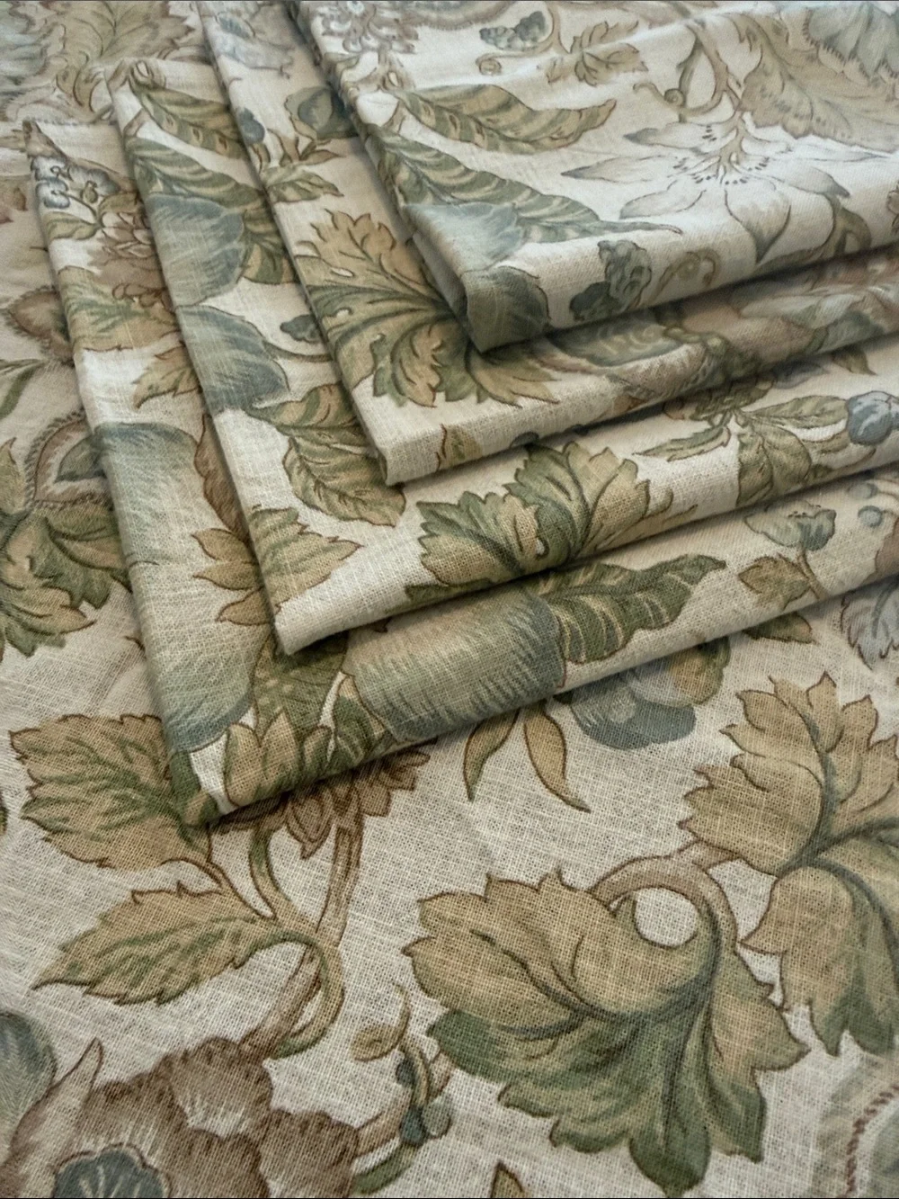 Vintage Linen Blend 65” Round Tablecloth and 4 19” Napkins, Botanical Print